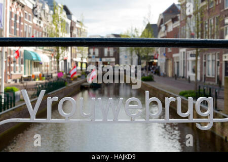 GOUDA, Niederlande - 23. April 2016: Brücke über Turfmarkt Kanal in der Stadt Gouda, Südholland, Niederlande Stockfoto