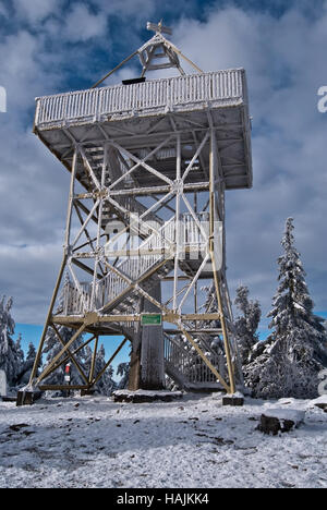 Aussichtsturm auf dem Barania Gora Hill in Beskid Slaski Gebirge in Polen während Wintertag mit blauen Himmel und Wolken Stockfoto