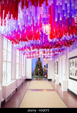 US-Präsidentengattin Michelle Obama enthüllt die 2016 White House Weihnachtsdekorationen im Weißen Haus 29. November 2012 in Washington, DC. Der Ost-Kolonnade vorgestellten bunten Stränge der Band hängend mit Kristall Schmuck führt zu den Osten Gartenzimmer, allgemein bekannt als Buchhändler. Stockfoto