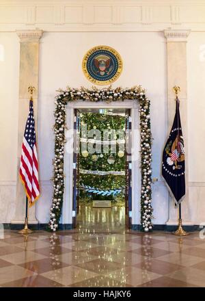 US-Präsidentengattin Michelle Obama enthüllt die 2016 White House Weihnachtsdekorationen im Weißen Haus 29. November 2012 in Washington, DC. Der Eingang in das blaue Zimmer, wo das Weiße Haus Weihnachtsbaum aus dem Grand Foyer angezeigt wird. Stockfoto