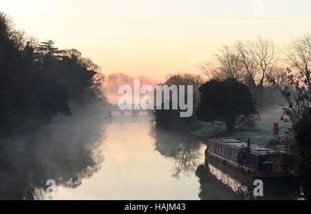 Dunst und Nebel umgeben ein Grachtenboot Godstow Schleuse in Oxfordshire, mit heute markiert den offiziellen Beginn der meteorologischen Winter Temperaturen unter dem Gefrierpunkt wieder über weite Teile von England und Wales wieder gesunken. Stockfoto