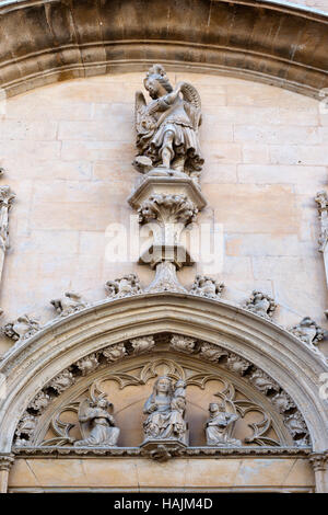 Fassade der katholischen Kirche in Palma De Mallorca-Nahaufnahme Stockfoto