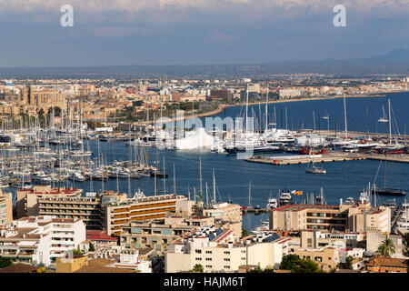 Blick auf den Hafen mit Yachten und der Stadt Palma De Mallorca Stockfoto