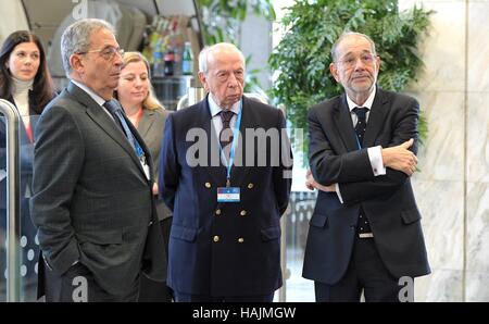 Ehemaliger Generalsekretär der arabischen Liga Amr Moussa, links, ehemaliger Ministerpräsident of Italy Lamberto Dini, right, and former NATO Secretary General Javier Solana auf dem jährlichen Primakow Lesungen International Forum 30. November 2016 in Moskau, Russland. Das Forum ist dem Studium Yevgeny Primakovs akademischen und politischen Erbe gewidmet. Stockfoto