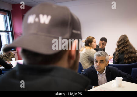 Bürgermeister von London Sadiq Khan besucht eine interaktive Sitzung ausführen, indem die Nächstenliebe sicherer London wo er mit jungen Menschen, die von Gewalt und Verbrechen vor dem Start seine Polizei und Verbrechen planen, die seine Prioritäten und Strategien sprach für die Polizeiarbeit darlegen werden Verbrechen in der Hauptstadt für die nächsten vier Jahre betroffen. Stockfoto