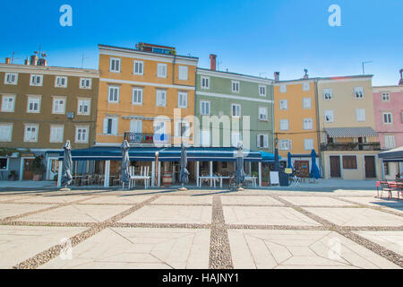 Alte Häuser und Cafés an der Uferpromenade in Stadt Cres, Insel Cres, Kvarner, Kroatien Stockfoto