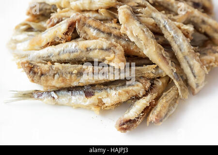 Gericht gekocht und fertig Sardellen paniert und in Öl gebraten. Italienische kulinarische Spezialitäten. Stockfoto