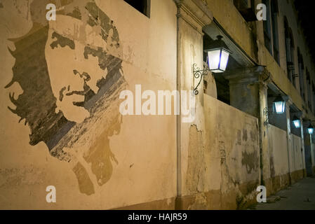 Cuba Art, Wandbild von Che Guevara an der Wand des Wasserseitenterminals de la Sierra Maestra alte Zollbüros, beleuchtet von Straßenlampen, Morgengrauen Havanna Kuba Stockfoto