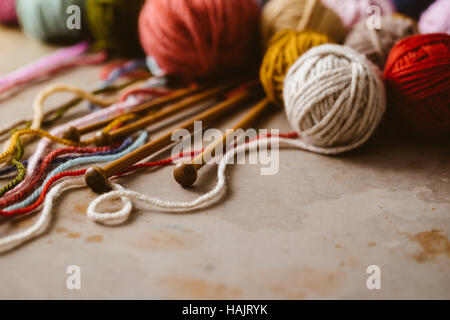 Nahaufnahme von sortierten Garn und Nadeln aus Holz Stockfoto