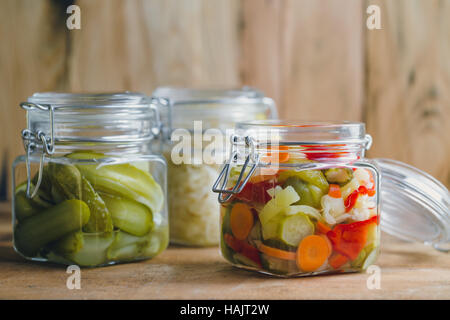 Eingelegtes Gemüse in Gläsern Stockfoto