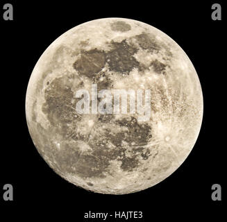 Vollmond auf einem schwarzen Hintergrund, der echten schießen durch ein Teleskop möglich Zonen des Feldes unscharf Stockfoto