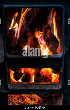 Feuer aus dem Herd in der Küche. Stockfoto