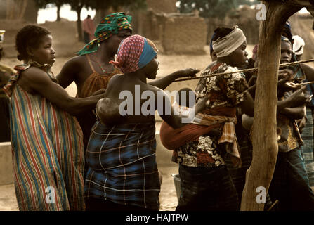 Mali, Westafrika - 25. Januar 1992: Dogon Dorf und typischen Schlamm Gebäude mit Ställen für Getreide und Peul Fulani popolations Stockfoto