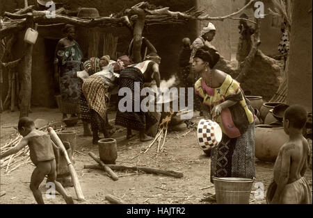 Mali, Westafrika - 25. Januar 1992: Dogon Dorf und typischen Schlamm Gebäude mit Ställen für Getreide und Peul Fulani popolations Stockfoto