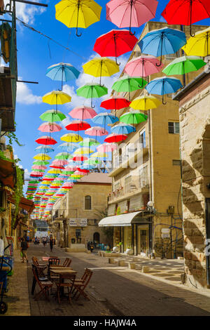 JERUSALEM, ISRAEL - 23. September 2016: Szene von Yoel Moshe Solomon Street, verziert mit bunten Sonnenschirmen, bei Einheimischen und Besuchern in der histor Stockfoto