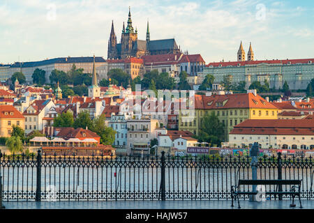 Prag, Tschechien - 13. September 2015: Ansicht der Pragerburg und Charles Bridge-berühmte historische Brücke, die Moldau in Prag, Cz überquert Stockfoto