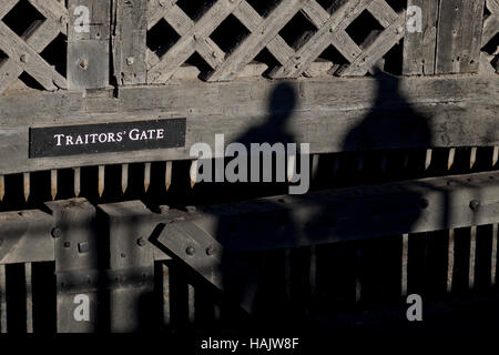 Schatten der Touristen durch des Verräters Tor am Tower of London, England, UK Stockfoto