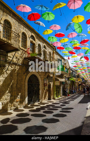 JERUSALEM, ISRAEL - 23. September 2016: Szene von Yoel Moshe Solomon Street, verziert mit bunten Sonnenschirmen, bei Einheimischen und Besuchern in der histor Stockfoto