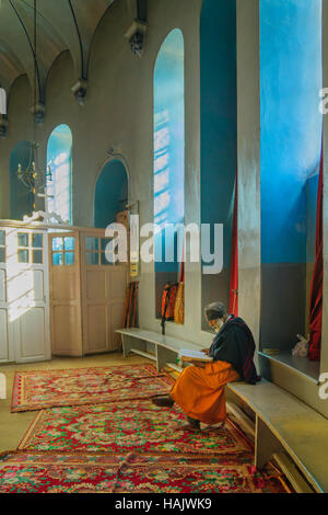 JERUSALEM, ISRAEL - 23. September 2016: Die äthiopisch-orthodoxe Tewahedo Kirche, mit einem Mönch in Jerusalem, Israel Stockfoto