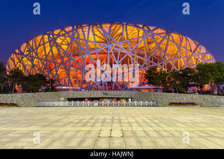 Nationalstadion Peking - eine vordere Weitwinkel Nachtansicht von Beijing National Stadium, auch bekannt als Vogelnest, im Olympiapark Stockfoto