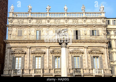 Saint Mark Lion Palazzo Maffei Piazza Delle Erbe Verona Venetien Italien Stockfoto