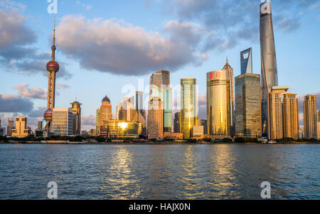 Sonnenuntergang HuangPu River - ein Blick auf den Sonnenuntergang der Wolkenkratzer von Lujiazui Pudong New Area am Ostufer des Huangpu River, Shanghai, China. Stockfoto