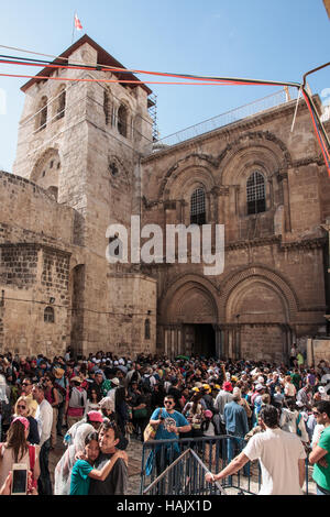 JERUSALEM - 18. April 2014: Eine Schar von Pilgern füllt den Vorgarten der Kirche des Heiligen Grabes, am Karfreitag in der Altstadt von Jerusalem Stockfoto