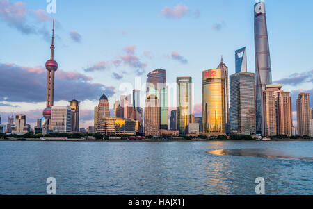 Sonnenuntergang Pudong - Sonnenuntergang Blick auf Skyline von Shanghai von Lujiazui Pudong New Area am Ostufer des Huangpu-Flusses in zentralen Shanghai. Stockfoto