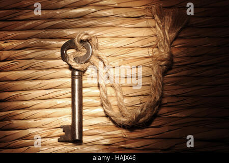 Rustikale alte Schlüssel auf ein Stück Seil, hervorgehoben, um Rätsel zu erstellen. Stockfoto