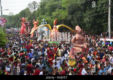 Nachtschwärmer besuchen ein "Mangal Shobhajatra" (Rallye) in der Feier der Bengla Neujahr oder "Pohela Boishakh" in Dhaka am 14. April 2016. Stockfoto