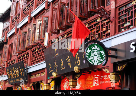 Starbucks in Shanghai - ein Starbucks-Logo sieht man in einem großen Einkaufszentrum - Yuyuan Tourist Mart in Shanghai, China. Stockfoto