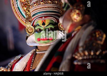 Kathakali ist Kathakali Tanz aus dem Bundesstaat Kerala, Indien, durchgeführt mit bunten Kostümen und Masken Stockfoto