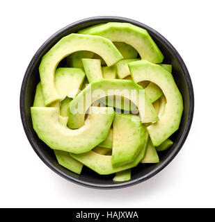Schüssel mit Avocadoscheiben isoliert auf weißem Hintergrund, Ansicht von oben Stockfoto