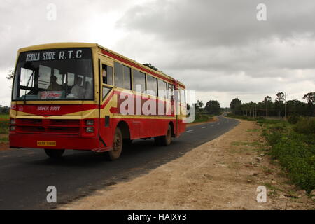 Eine zwischenstaatliche Linienbus im Besitz der Regierung von Kerala, Indien Stockfoto