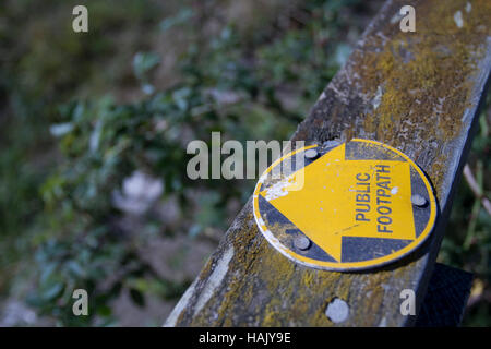 Eine leicht beschädigten öffentlichen Fußweg disc Stockfoto