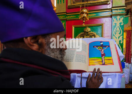 JERUSALEM, ISRAEL - 23. April 2010: Ein Mönch, ein heiliges Buch in die äthiopische Kirche in Äthiopien Straße in Jerusalem, Israel zeigen. Die Kirche gehört zur Stockfoto