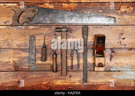 alte Vintage Handwerkzeuge auf hölzernen Hintergrund Stockfoto