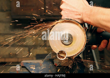 Schneiden von Metall mit Winkelschleifer, Funken von der Festplatte Stockfoto