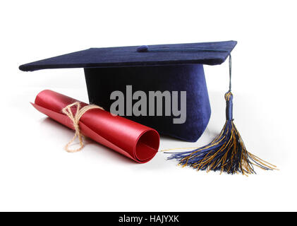 Graduation Hut und Diplom isoliert auf weiss Stockfoto