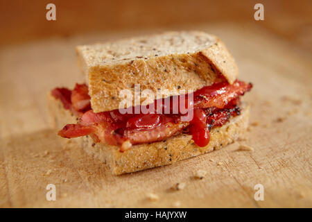 In Scheiben geschnitten Bloomer Schinken Sandwich auf einem Holzbrett Stockfoto