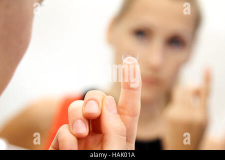 Frau mit Kontaktlinsen am finger Stockfoto