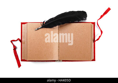 Quill auf alten leeres Buch isoliert auf weiss Stockfoto