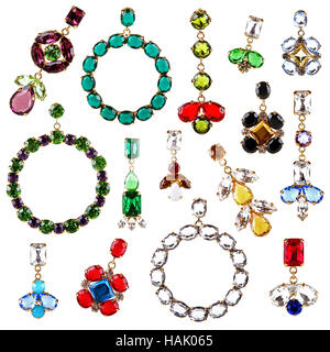 schöne bunte Kristall Ohrringe Kollektion isoliert auf weiss Stockfoto