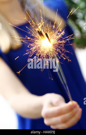 Frau mit Wunderkerze in der hand Stockfoto