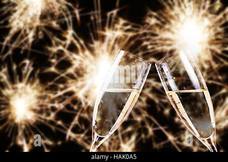 Cheers. Sektgläser mit Feuerwerk im Hintergrund Stockfoto