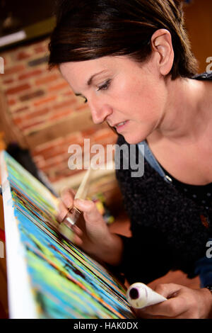 Weibliche Landschaftskünstler bei der Arbeit, Odiham, Hampshire, UK. Stockfoto