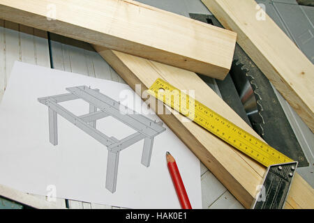 Holzbohlen mit Werkzeugen und Entwurf über tablesaw Stockfoto