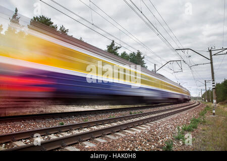 Personenzug auf Eisenbahnschienen in Geschwindigkeit Bewegung Stockfoto