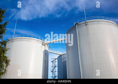 Kraftstoff, Öl-Tanks gegen blauen Himmel Stockfoto