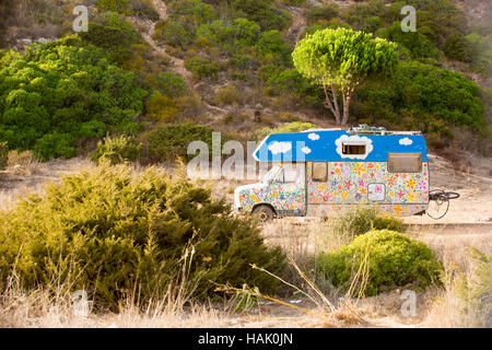 alte retro Hippie Wohnmobil am Zavial Strand in Portugal Stockfoto